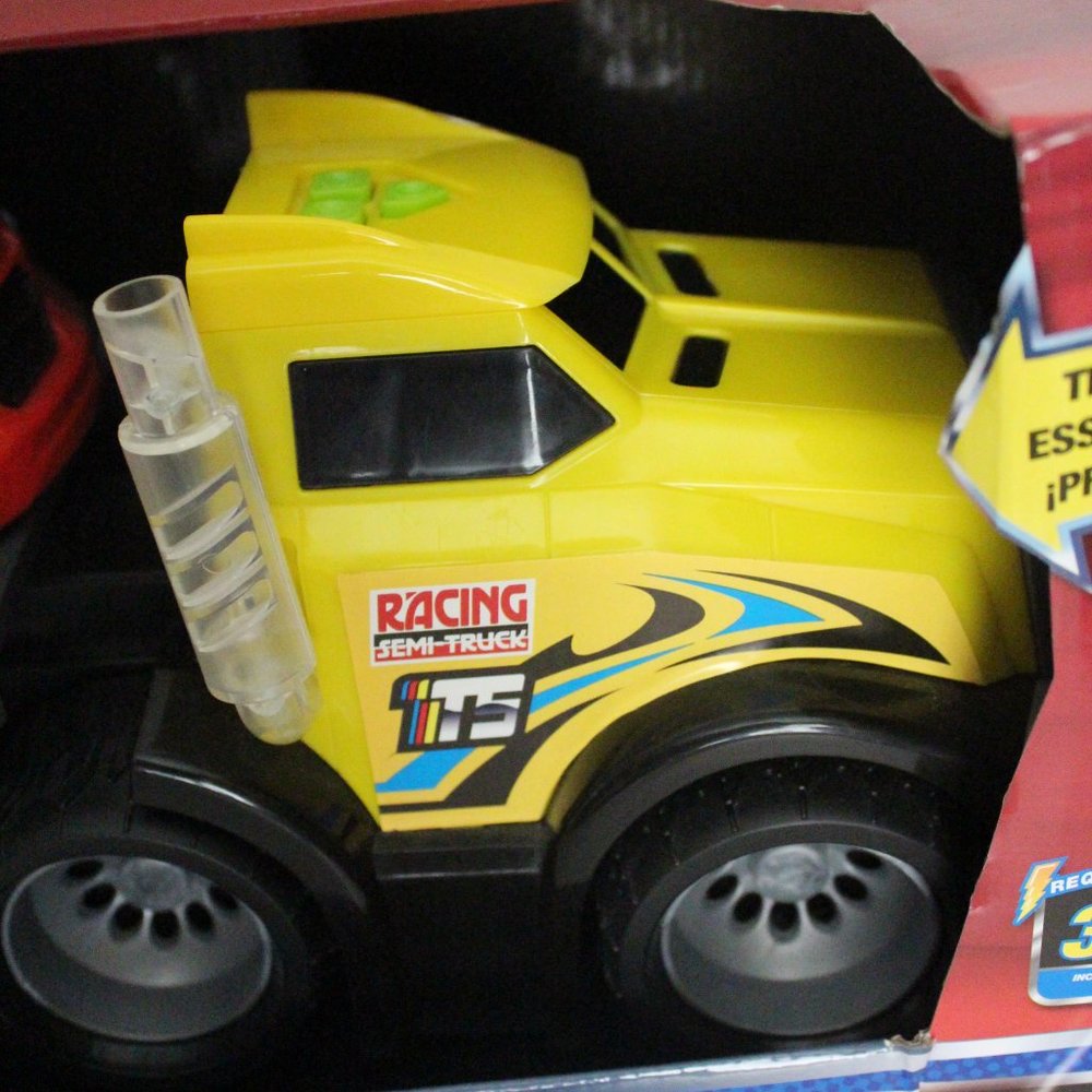 NIB FAST LANE RACE CAR RIG - Picture 4 of 8